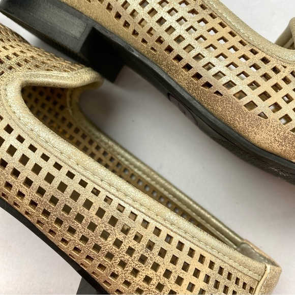 ME TOO Yale Slip On Loafer Laser Cut Rubbed Gold Size 6M (EUC) - Picture 2 of 11